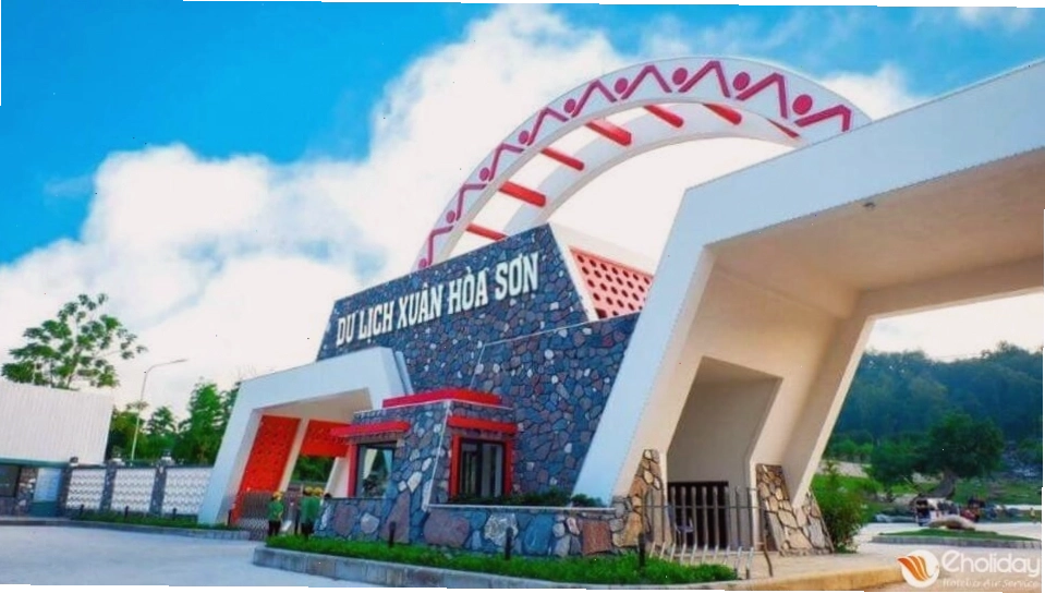 Cổng chào Khu du lịch Xuân Hòa Sơn Cao Bằng