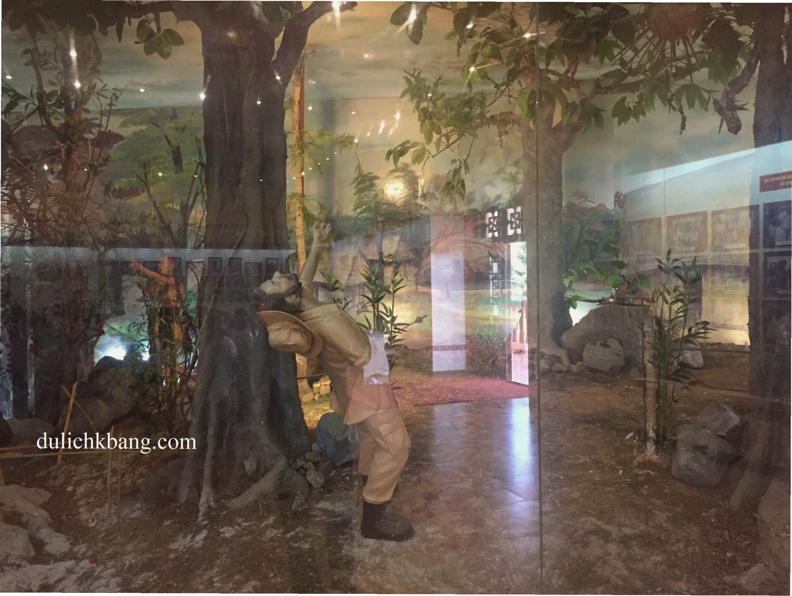Cổng chào Làng kháng chiến Stơr - Nhà tưởng niệm Anh hùng Núp