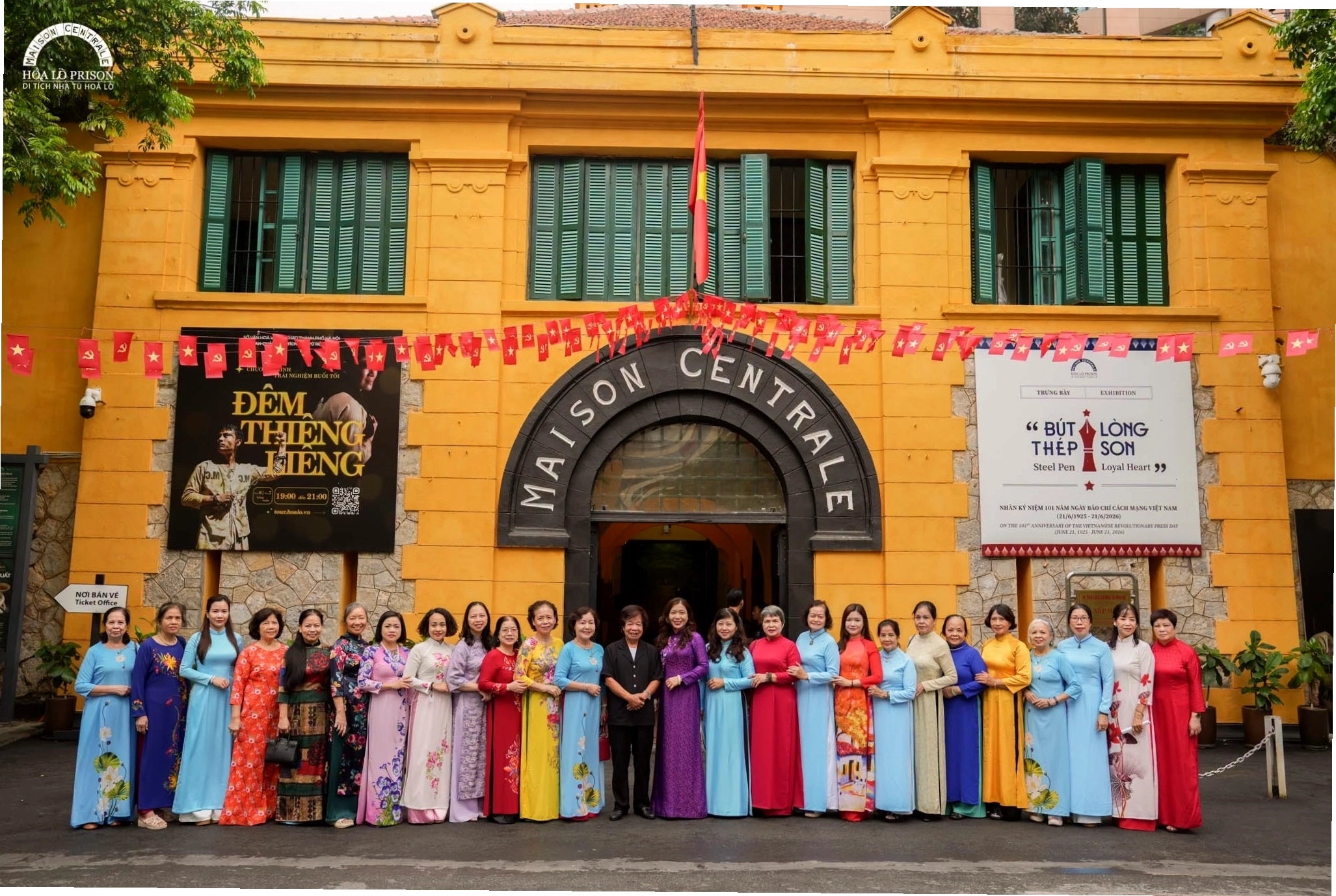Cổng chào Nhà tù Hỏa Lò nhìn từ bên ngoài