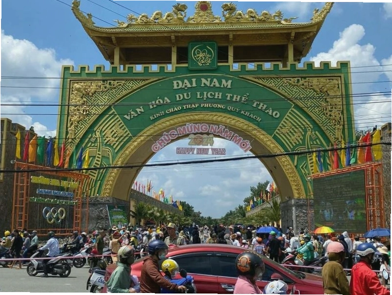 Cổng chào và thông tin giờ mở cửa của Khu Du Lịch Đại Nam
