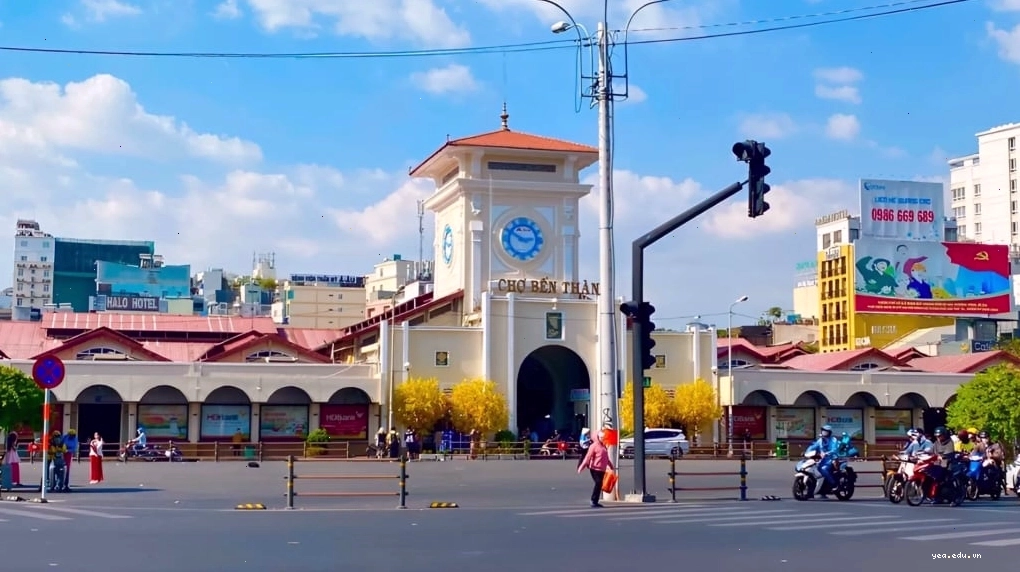 Cổng chính Chợ Bến Thành, một biểu tượng của Sài Gòn, trên đường Lê Lợi