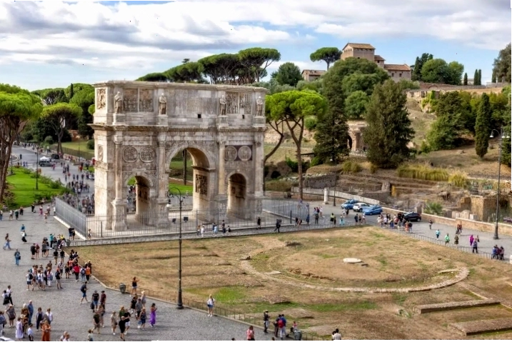 Cổng Khải Hoàn Môn Constantine gần Đấu trường Colosseum