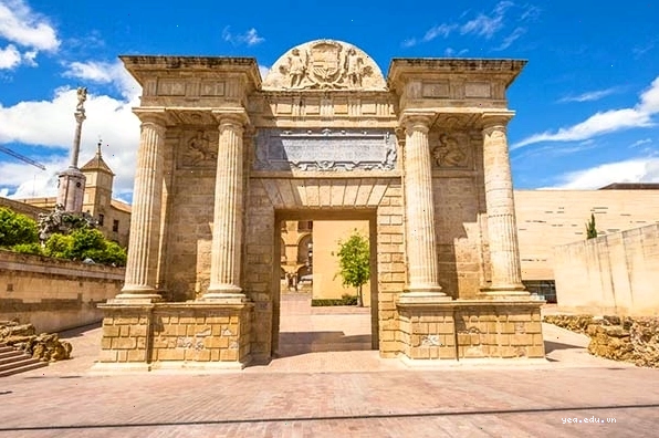 Cổng Puerta del Puente nhìn ra cầu La Mã và Mezquita