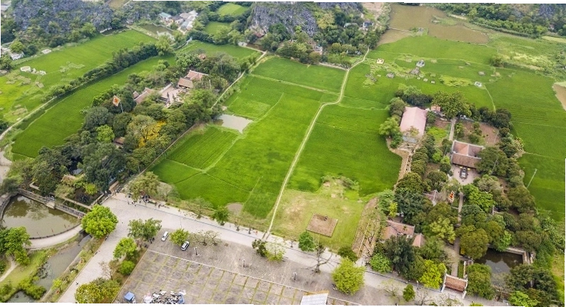 Cổng tam quan uy nghiêm dẫn vào khu di tích Cố đô Hoa Lư