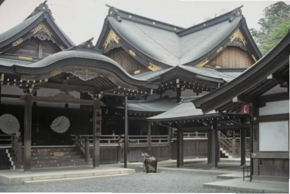 Cổng Torii lớn tại Đền Ise Jingu