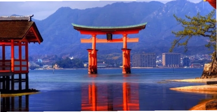 Cổng Torii nổi trên mặt nước tại đền Itsukushima, Miyajima