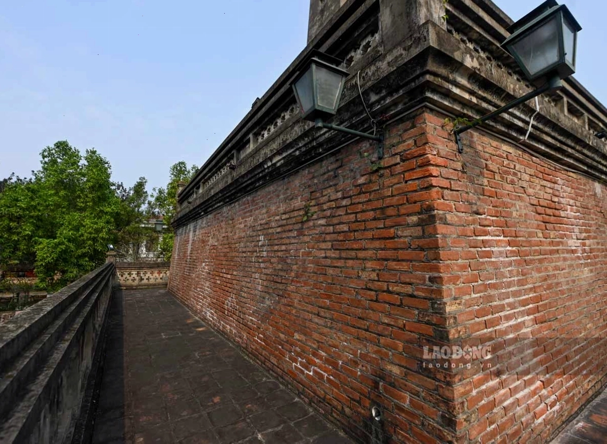 Công trình gồm 3 phần: chân đế (phần bệ), thân cột và vọng lâu. Phần bệ có 2 tầng hình vuông, được xây bằng gạch nung già, xung quanh có lan can.
