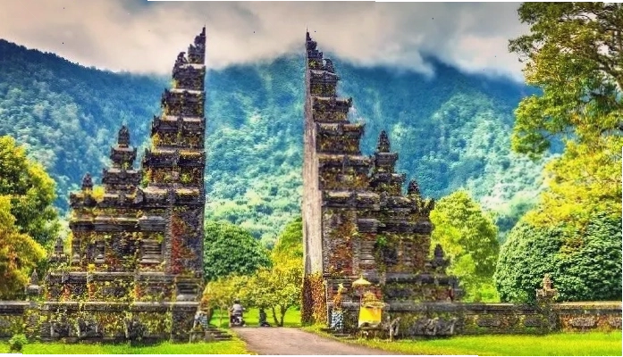 Cổng Trời Handara Gate Bali nổi tiếng với vẻ đẹp kiến trúc và thiên nhiên