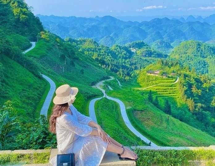Cổng trời Quản Bạ nhìn ra thung lũng và ruộng bậc thang