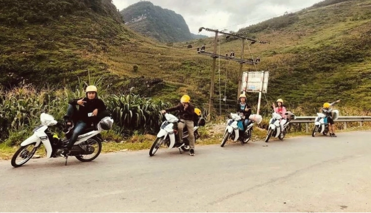 Cổng Trời Quản Bạ nhìn từ xa với phông nền núi non trùng điệp
