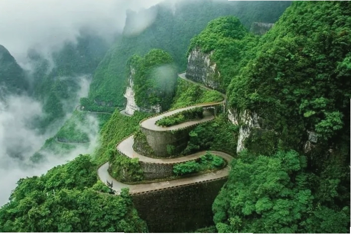 Cổng trời Thiên Môn Sơn nhìn từ xa với khung cảnh mây núi bao phủ