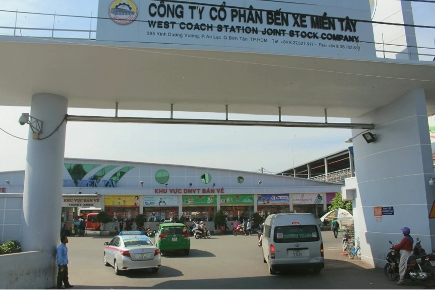 Cổng vào Bến xe Miền Tây