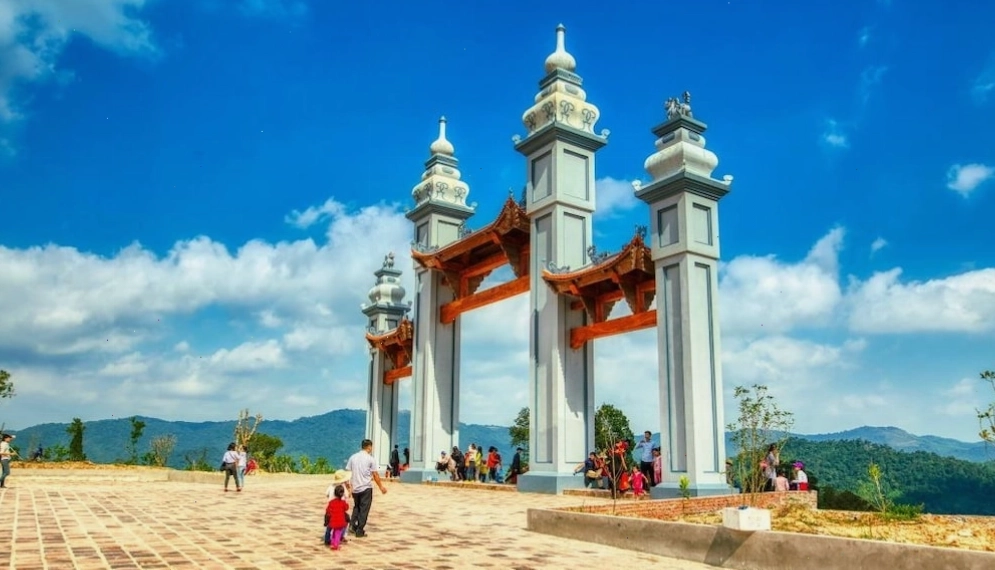 Cổng vào khu du lịch tâm linh Tây Yên Tử