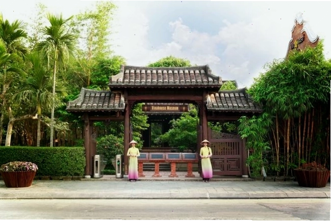 Cổng vào khu du lịch Vinahouse Space trang nghiêm