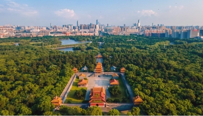 Cổng vào uy nghiêm của Đông Lăng