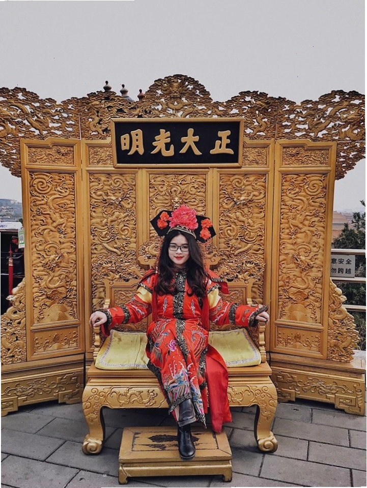 Cổng vào uy nghiêm của khu di tích Thập Tam Lăng