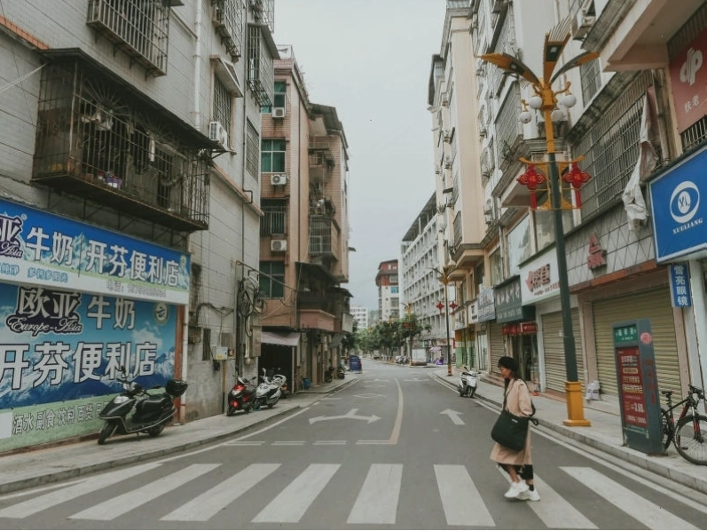 Công viên Ánh sáng Hà Khẩu lung linh về đêm với muôn vàn ánh đèn rực rỡ
