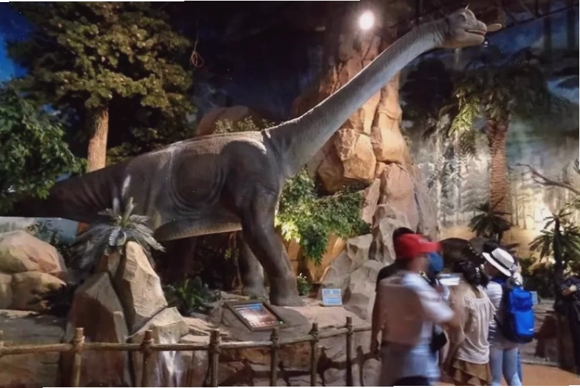 Công viên khủng long Bà Nà Hills với mô hình T-rex khổng lồ cử động sống động