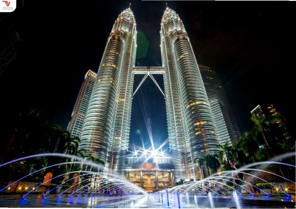 Công viên KLCC với Tháp đôi Petronas phía sau