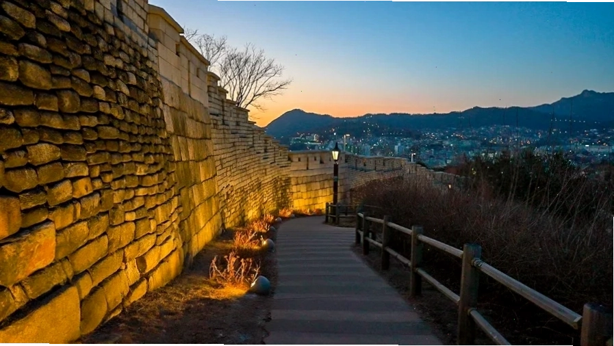 Công viên Naksan nhìn ra thành phố Seoul về đêm