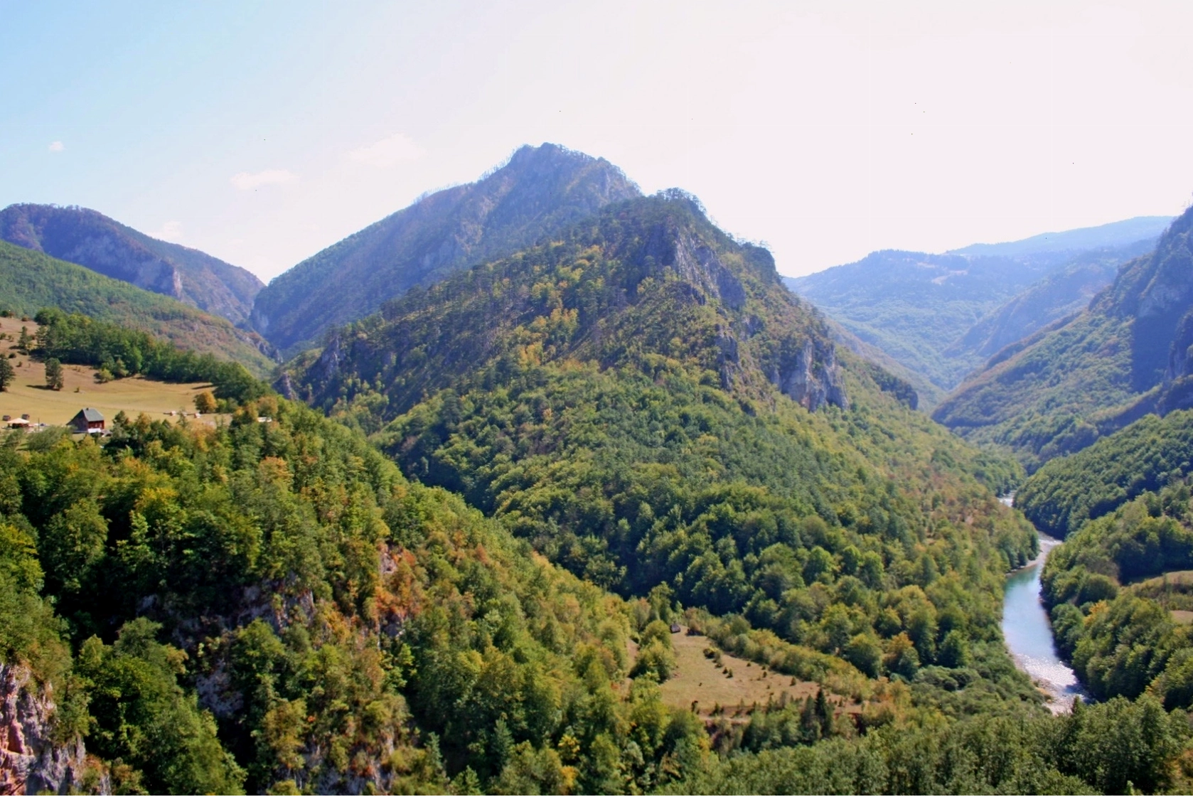 Công viên quốc gia Durmitor, Montenegro với núi non và sông băng
