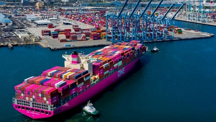 Container được xếp lên tàu tại Cảng Long Beach