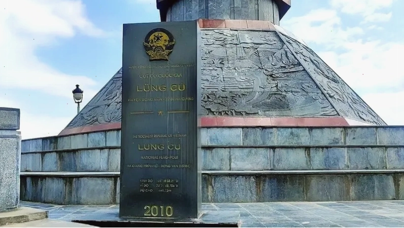 Cột cờ Lũng Cú dưới ánh nắng