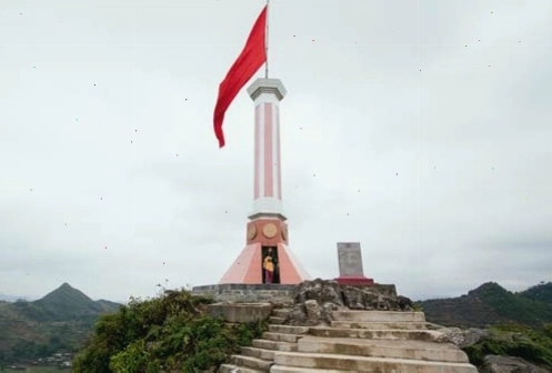 Cột cờ Lũng Cú Hà Giang sừng sững giữa núi rừng
