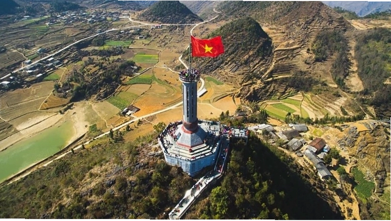Cột cờ Lũng Cú hùng vĩ nhìn từ xa
