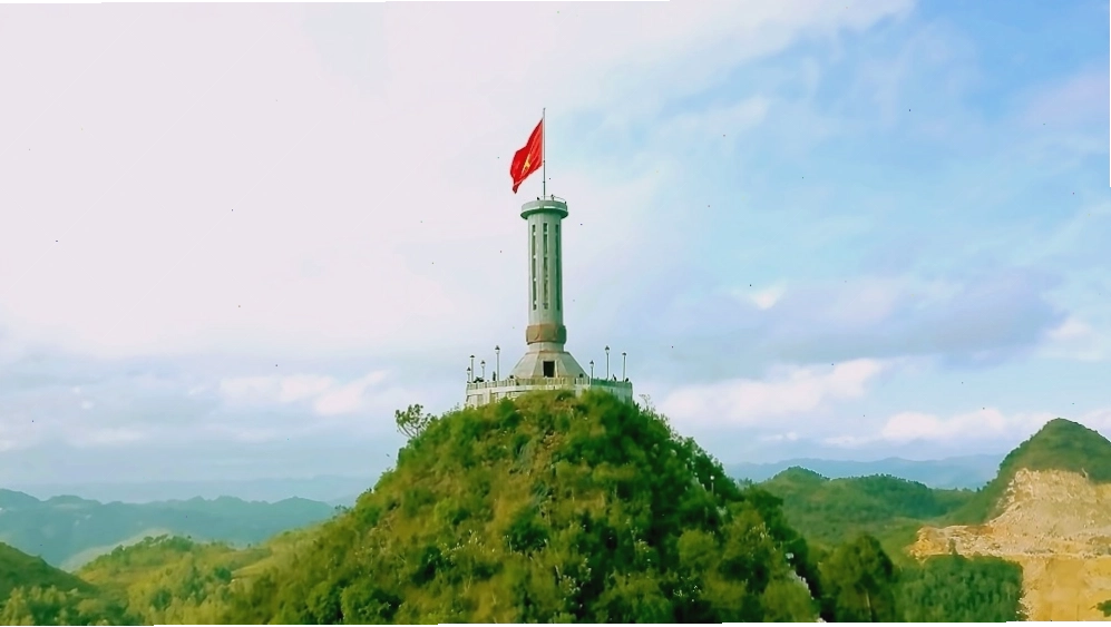 Cột cờ Lũng Cú sừng sững trên đỉnh núi Rồng