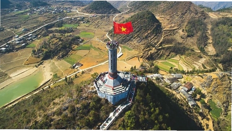 Cột cờ Lũng Cú uy nghi nhìn từ xa với lá cờ đỏ sao vàng tung bay