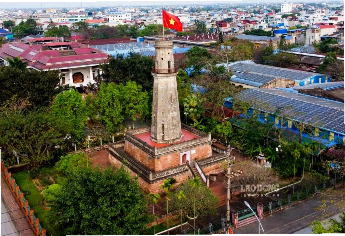 Cột cờ Nam Định là một trong bốn cột cờ cổ xưa nhất cả nước, được xây dựng vào đầu thời Nguyễn cùng với Kỳ Đài Kinh thành Huế (1807); Kỳ Đài Hà Nội (1812); Kỳ Đài Thành Bắc Ninh (1838).