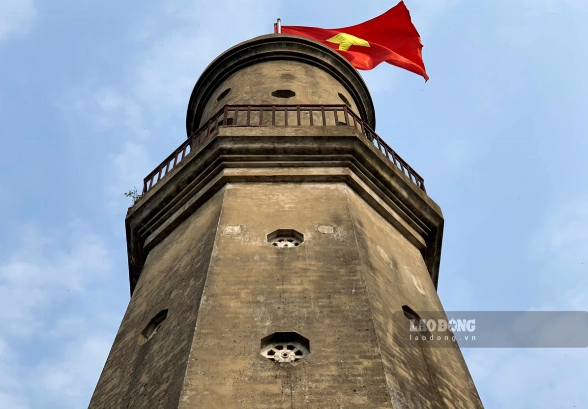 Cột Cờ Nam Định tọa lạc trên đường Tô Hiệu, TP Nam Định, trong khuôn viên rộng khoảng 1.800m2, thuộc Bảo tàng tỉnh Nam Định.