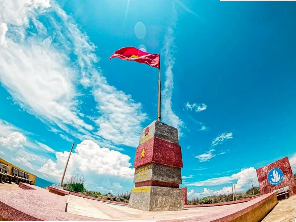 Cột cờ Phú Quý nhìn ra biển