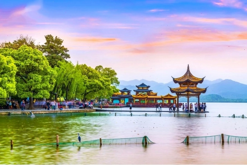 Cột đá sa thạch ấn tượng tại Trương Gia Giới