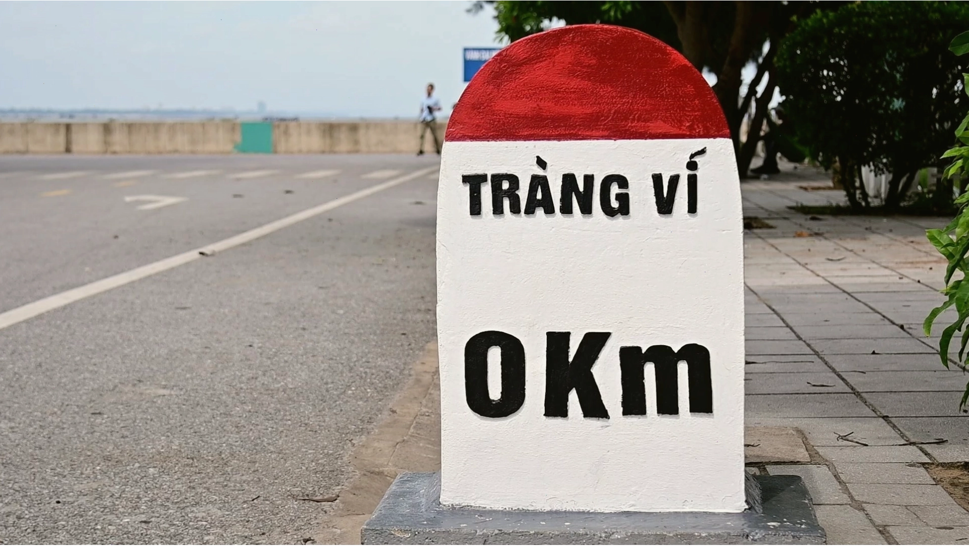 Cột mốc số 0 tại Mũi Sa Vĩ đánh dấu chiều dài bờ biển Việt Nam
