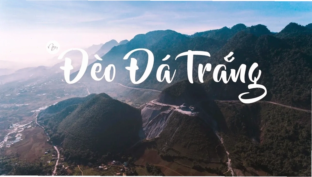 Cửa Hang Chiều với cây cổ thụ và bậc thang đá