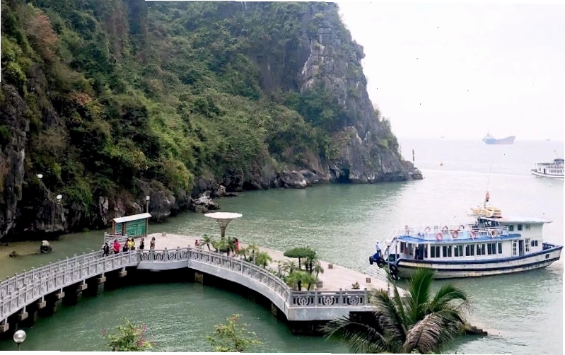 Cửa hang Đầu Gỗ nhìn từ dưới lên