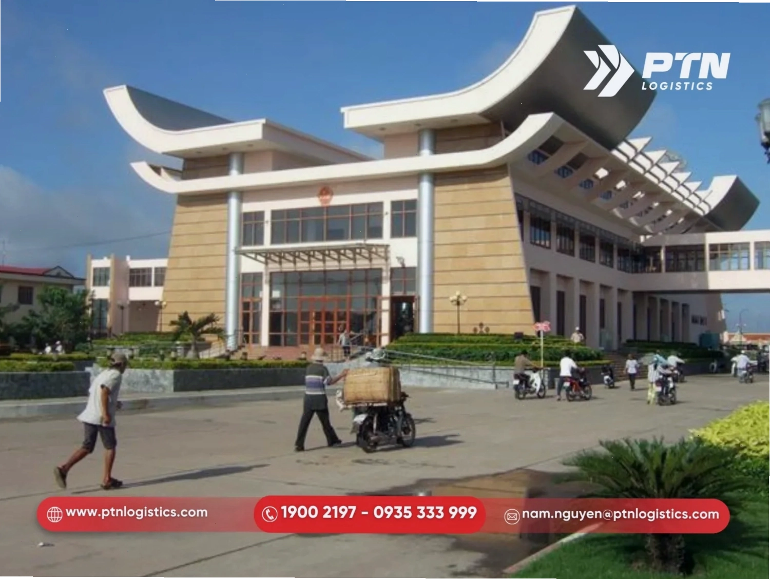 Cửa khẩu Mộc Bài nhìn từ trên cao với các luồng phương tiện qua lại