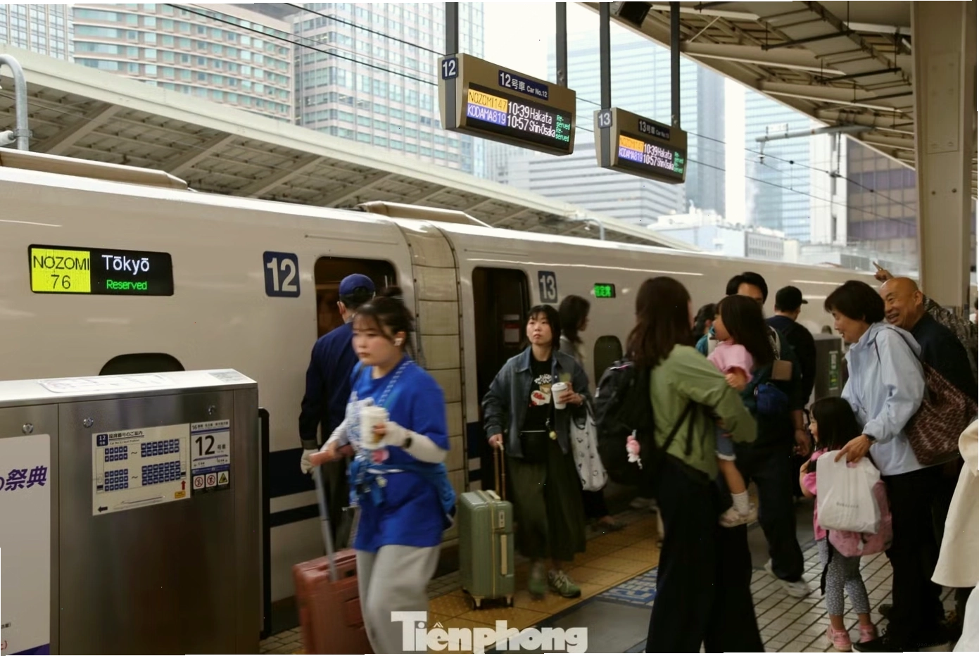 Cửa kính lớn trên tàu Shinkansen nhìn ra khung cảnh bên ngoài