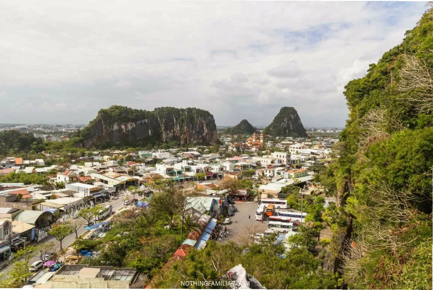 Cửa vào một trong những hang động lớn tại Marble Mountains