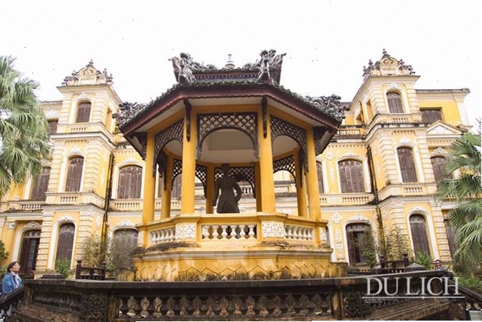 Cung An Định Huế lung linh về đêm
