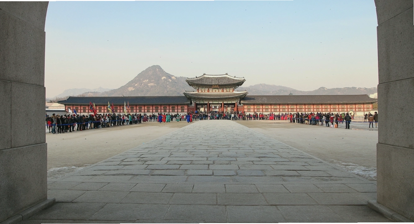 Cung điện Gyeongbok nhìn từ cổng Gwanghwamun uy nghiêm