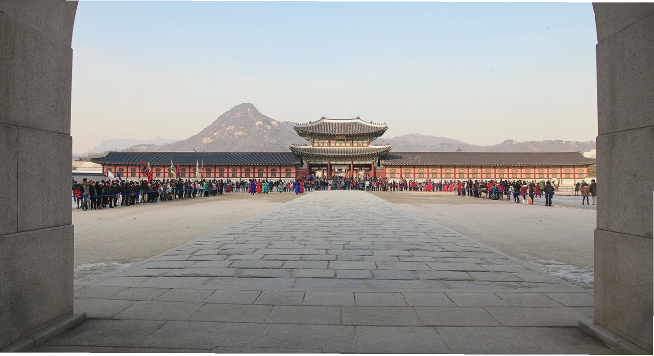 Cung điện Gyeongbok nhìn từ cổng Gwanghwamun uy nghiêm