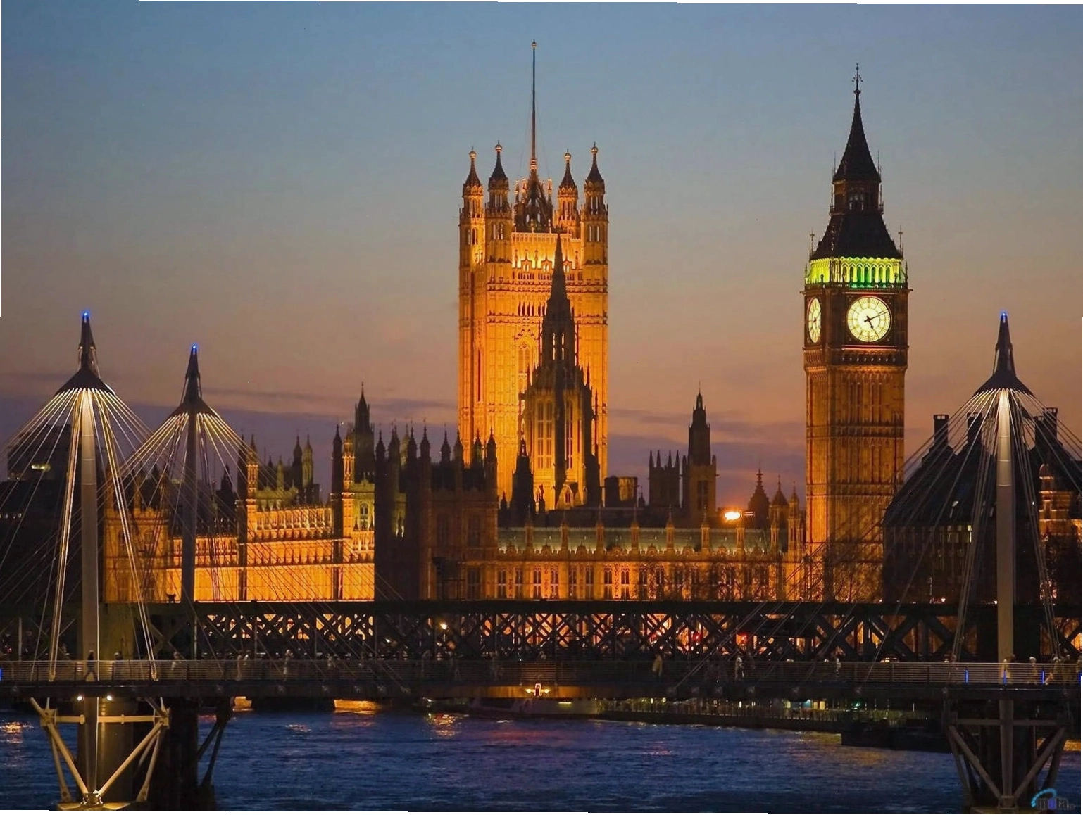 Cung điện Westminster bên cạnh Tháp đồng hồ Big Ben biểu tượng London