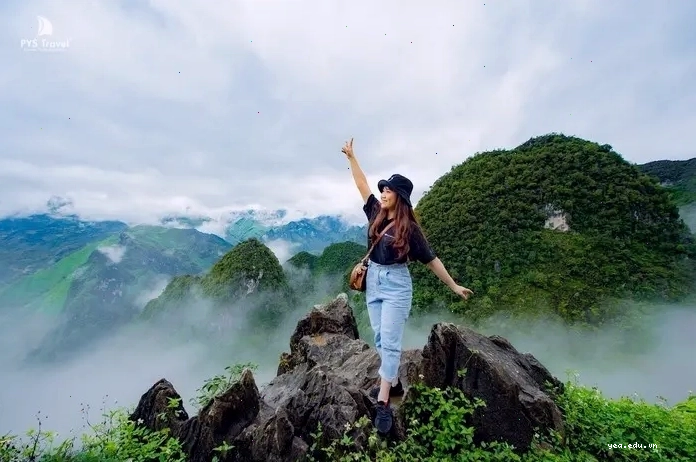 Cung đường đèo Hà Giang tháng 5 với cây cối xanh tươi