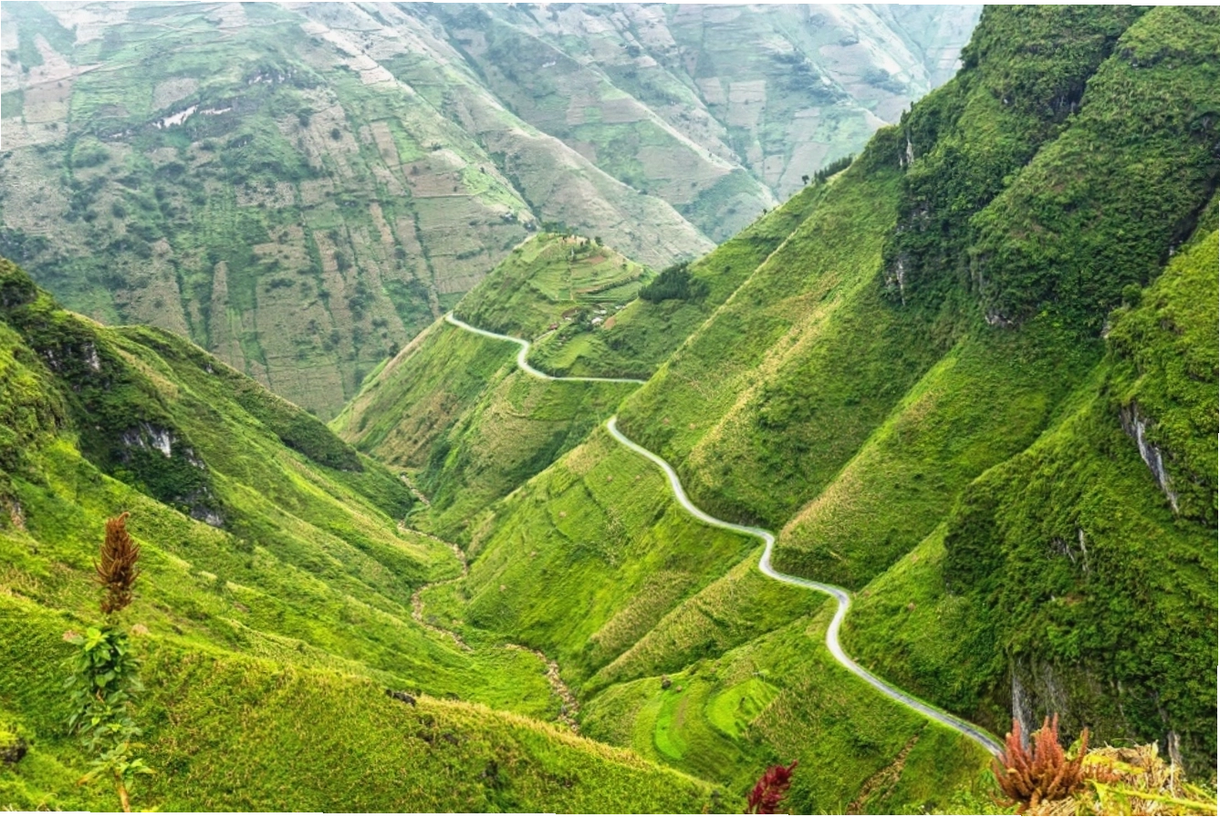 Cung đường đèo Mã Pí Lèng uốn lượn hùng vĩ