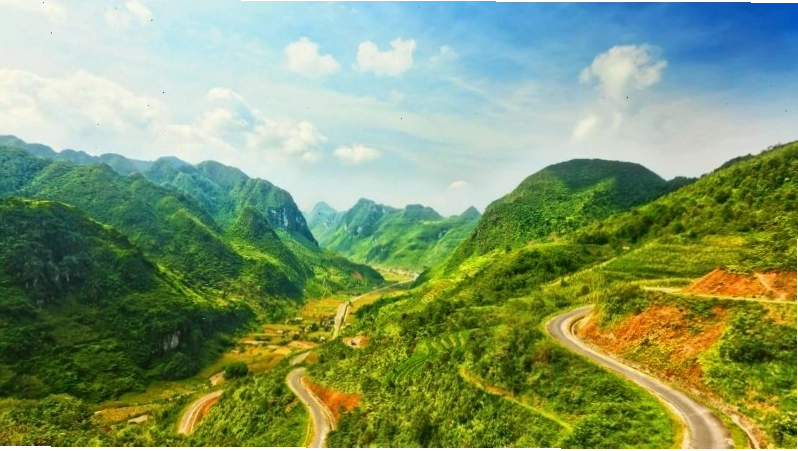 Cung đường đèo uốn lượn trên núi cao Việt Nam