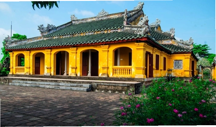 Cung Trường Sanh với kiến trúc cổ kính và cảnh quan xanh mát