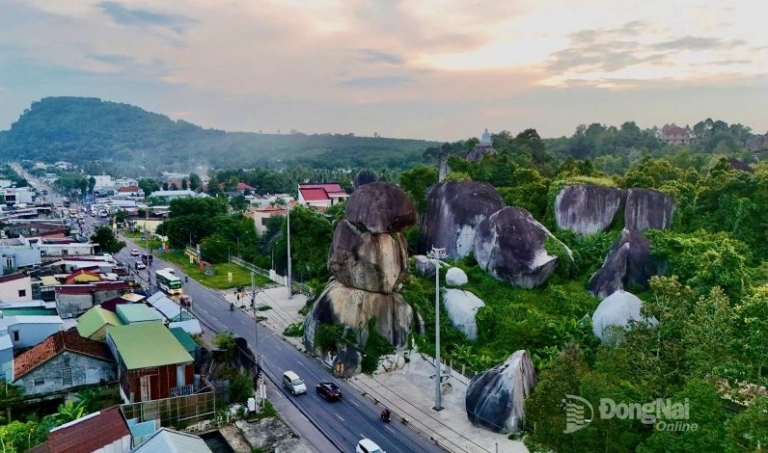 Đá Ba Chồng Định Quán: Khám phá ý nghĩa và vẻ đẹp kỳ vĩ